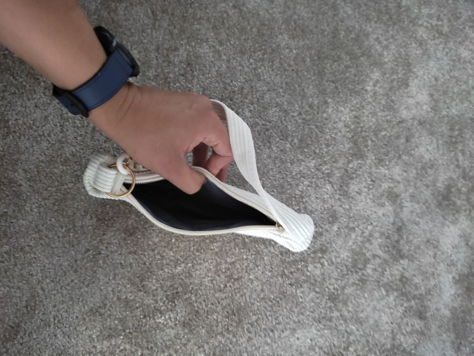 Pochete mala pequena branca e dourada