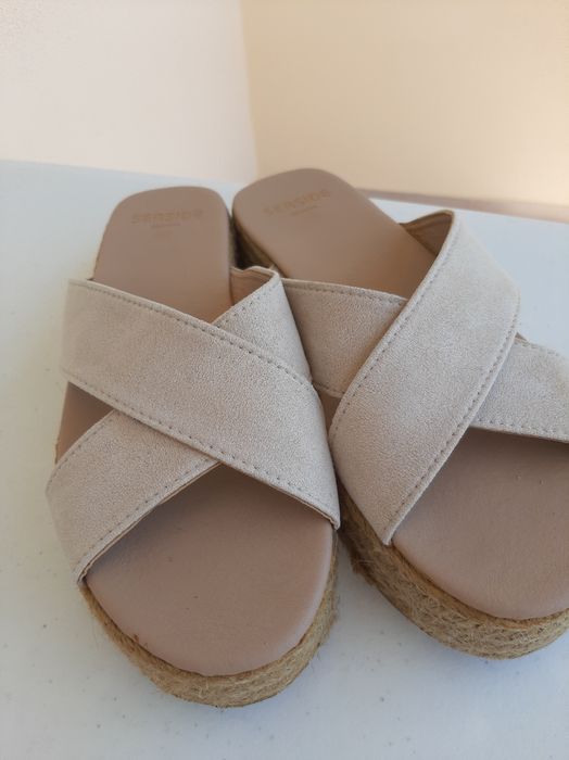 Sandálias bege cunha
