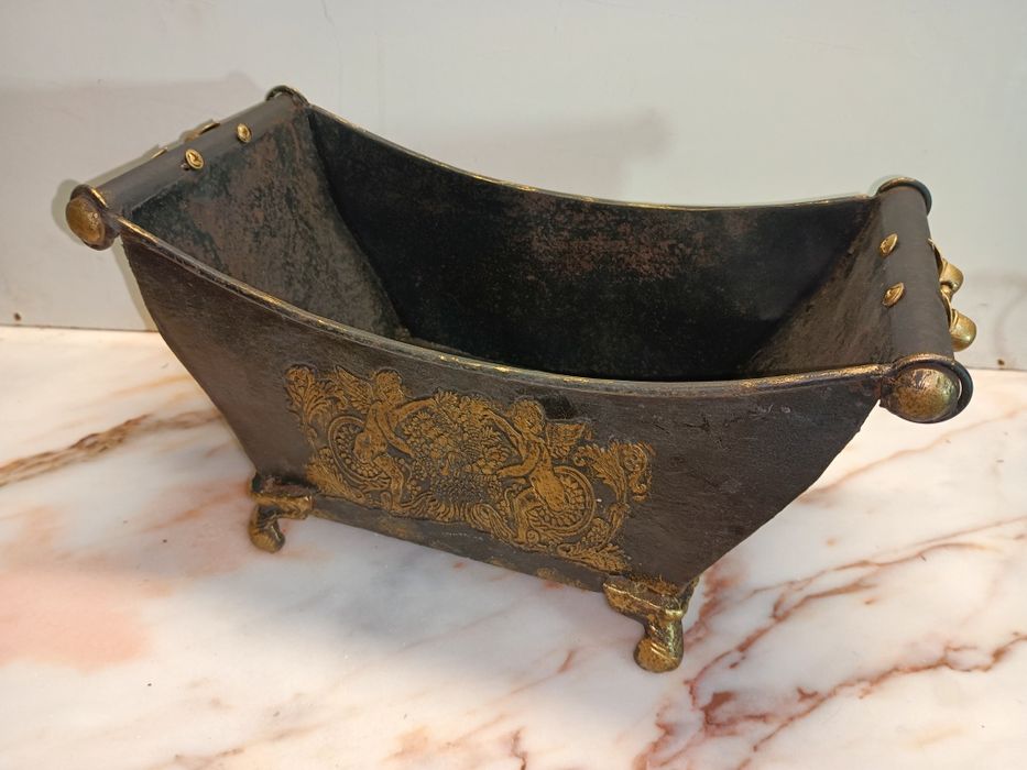 Vaso ou floreira decorativa de estilo antigo, feita de metal ferro fun