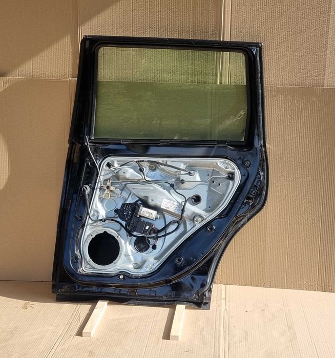 Drzwi Passat B5 Kombi FL Czarny L041 prawe przód tył szyby zamek