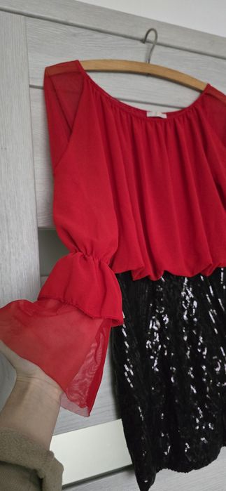 Czerwona sukienka hiszpanka z falbanami i czarnymi cekinami błyszcząca