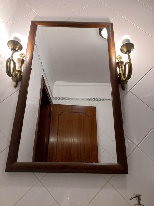 Espelho com moldura de madeira