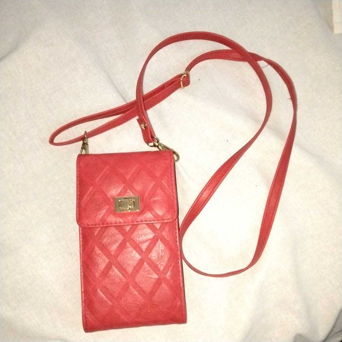 Bolsa tiracolo vermelha para carregar telemóvel e cartões nunca usada