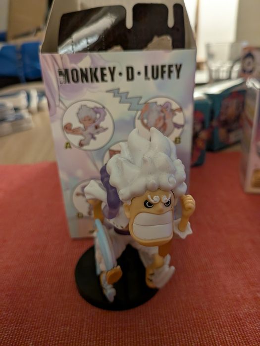 Figuras gacha (One Piece, Pokémon)