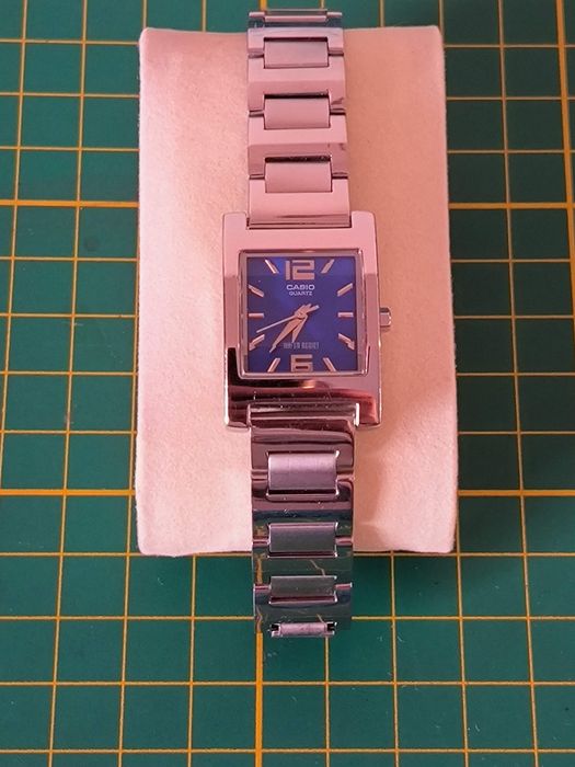 Zegarek damski Casio.