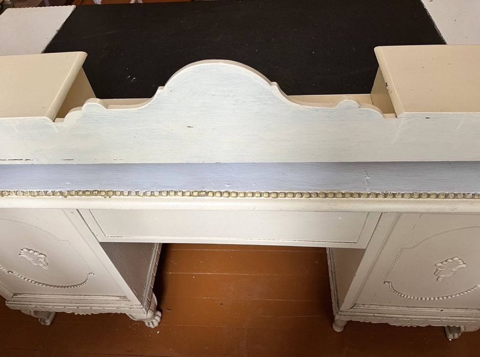 Антикварний дерев‘яний стіл