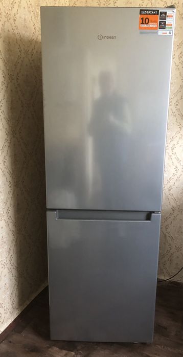 Продам Холодильник Indezit