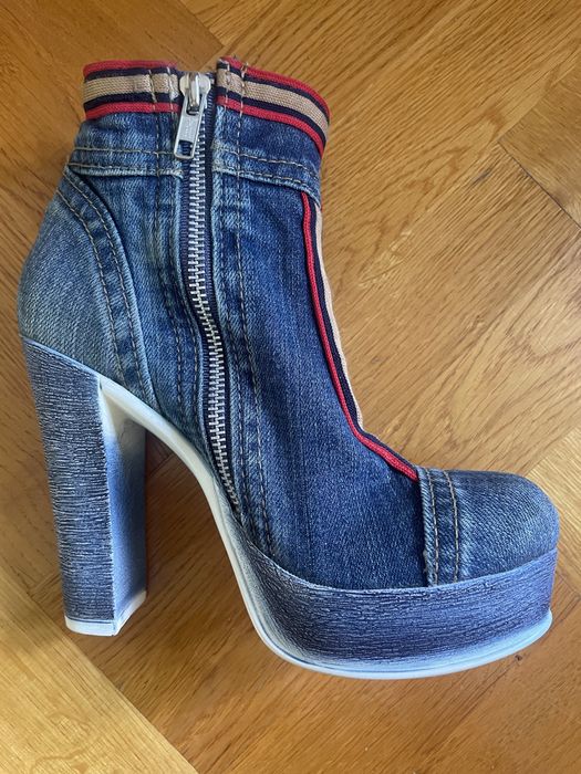 Jeansowe buty na koturnie
