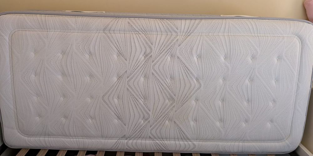 Cama dupla Ikea, com 1 colchão e estrado