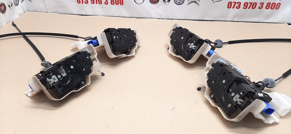 Замок дверний правий лівий задній передніх дверей volkswagen Touran