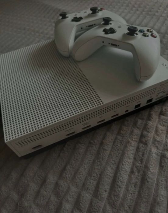 Konsola do gier xbox one z dwoma padami
