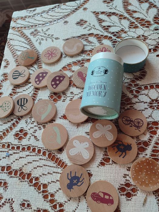 Дитяча гра на запам'ятовування з дерев'яними фішками