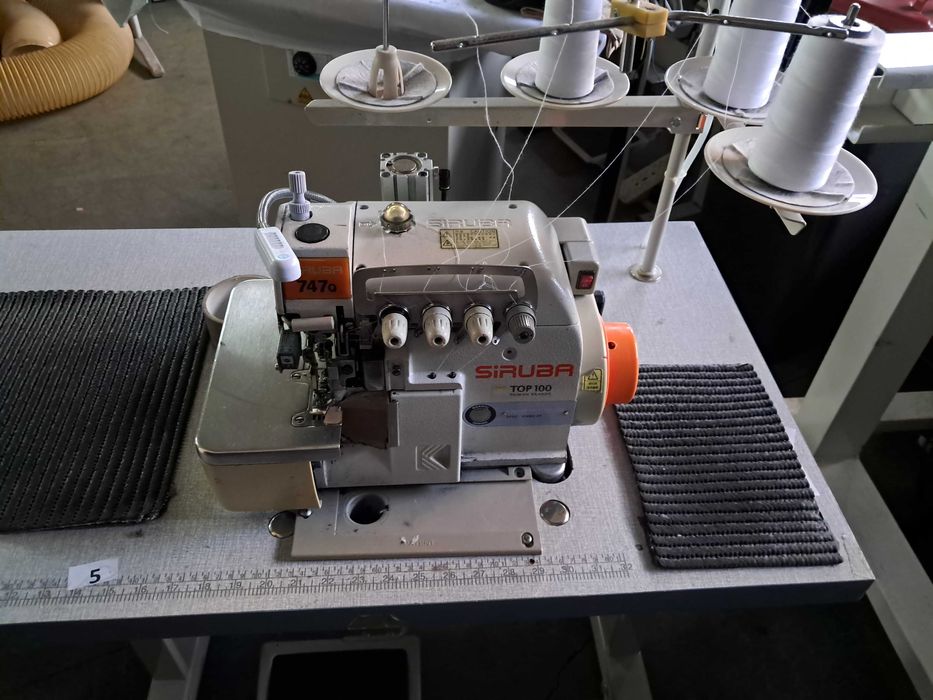 Máquina de corte e cose com corte automático