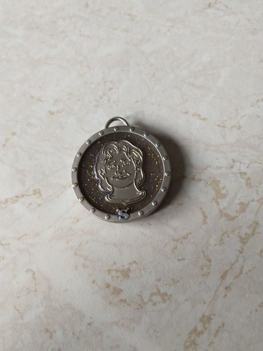 Medalion Amulet KRÓLOWA LILLIAN Szary Brokat Shrek DeAgostini
