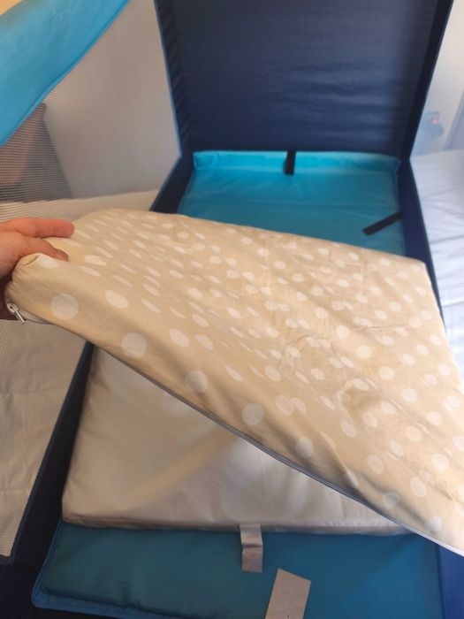 Cama de viagem  azul com colchão de aplicação no fundo