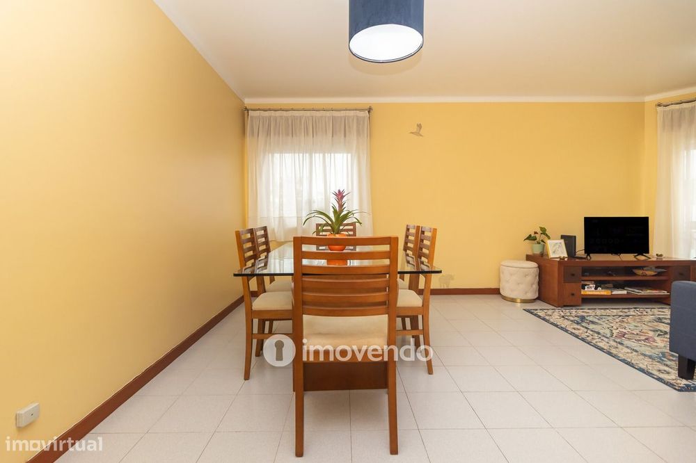 Apartamento T2 com áreas generosas e varanda, em Setúbal