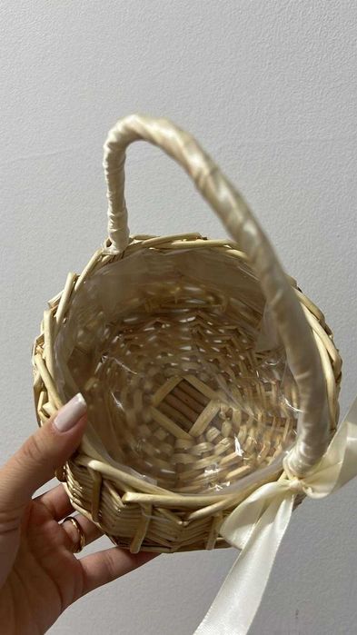 Cesta de flor com pétalas