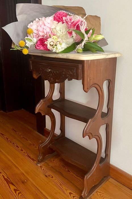 Mesa lateral vintage estilo Império com tampo em mármore