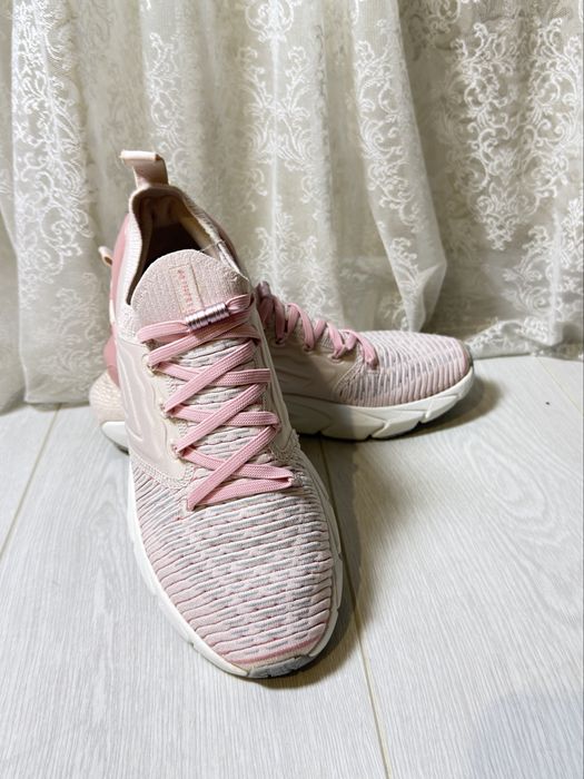 Кррмсовки Under Armour/ оригинал/хорошее состояние/легкие