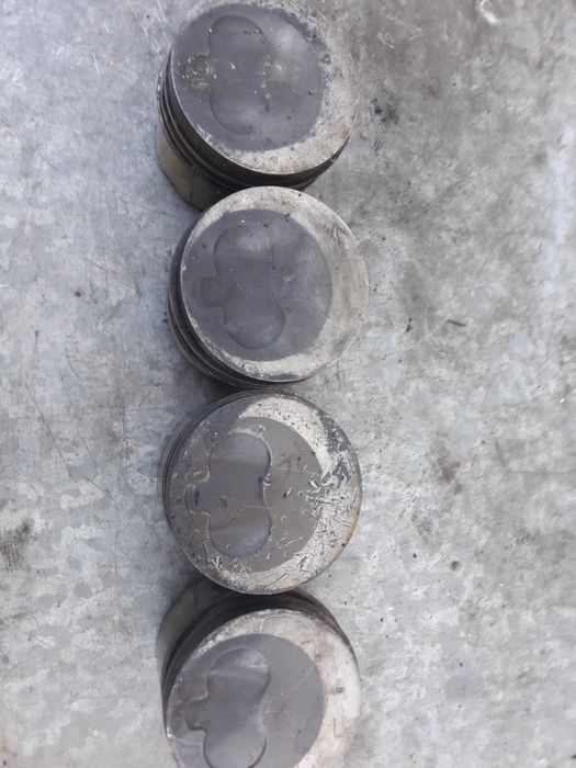 Поршня б/у. Рено Трафик 1.9 турбо дизель. 98-99 год.