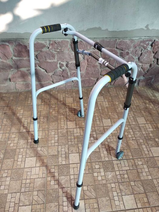 ходунки новые, с колёсами, складные