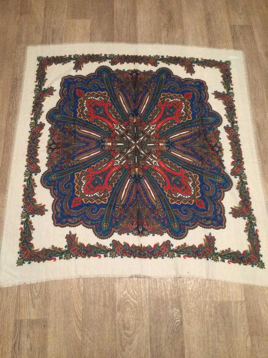 платок с китицами и рисунком