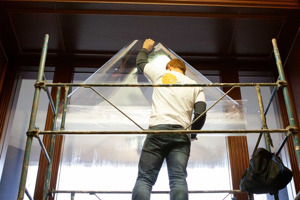 Бронеплівка на металопластикові вікна. Захист від розльоту скла