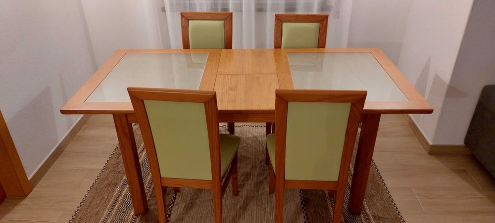 Mesa sala de jantar e 4 cadeiras