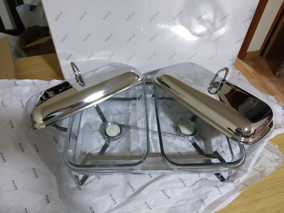 Travessas e saladeira com talheres de servir da Silver Field