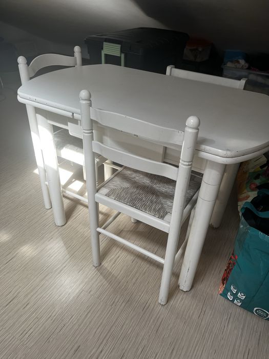 Mesa com 2 cadeiras e 2 bancos