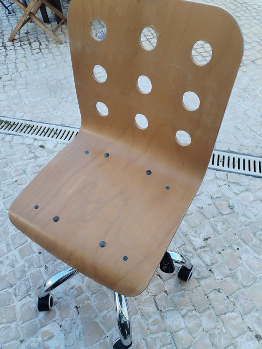 Cadeira em madeira com rodado em metal