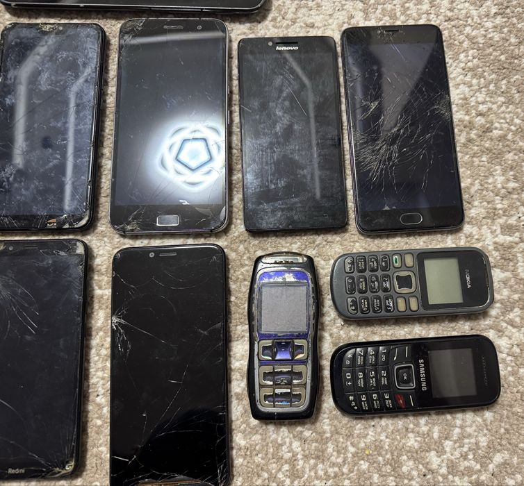 Старые мобильные телефоны и планшет