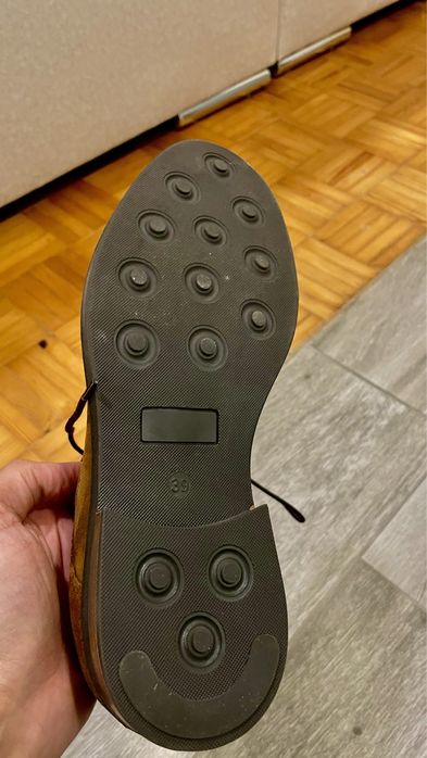 Sapatos de pele novos