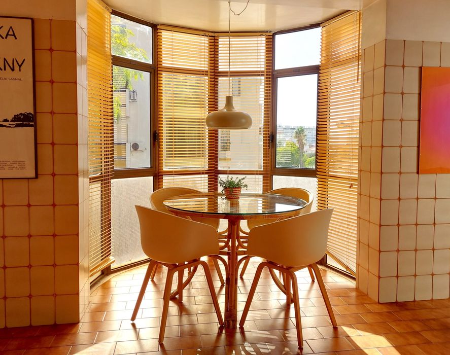Spacious and bright 2-bedroom apartment with 3 balconies, 5 minutes from the beach