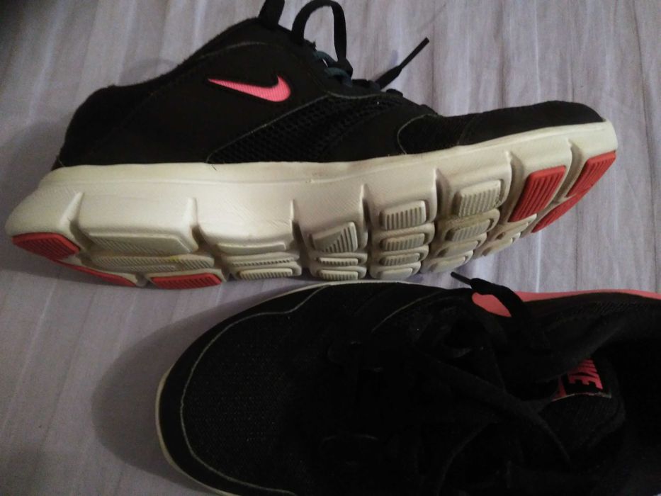 czarne buty sportowe marki nike