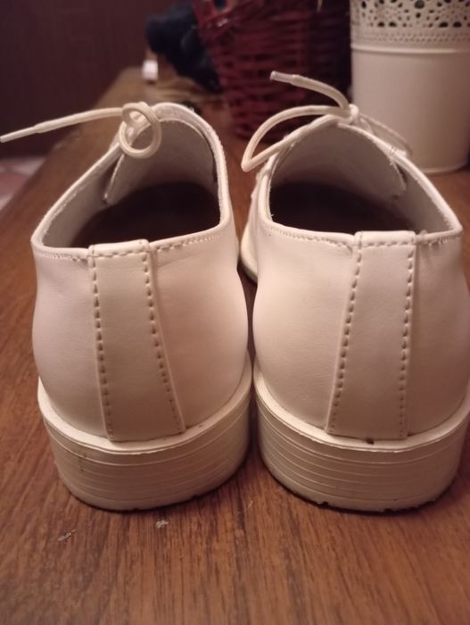 Białe buty eleganckie