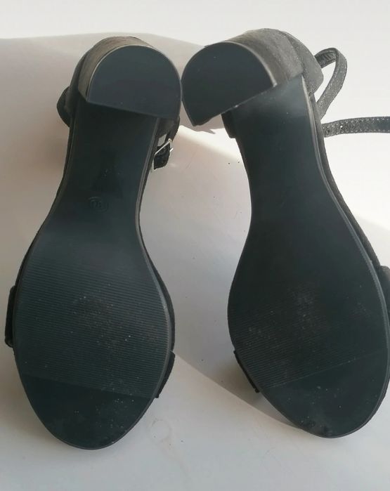 Czarne sandałki na obcasie