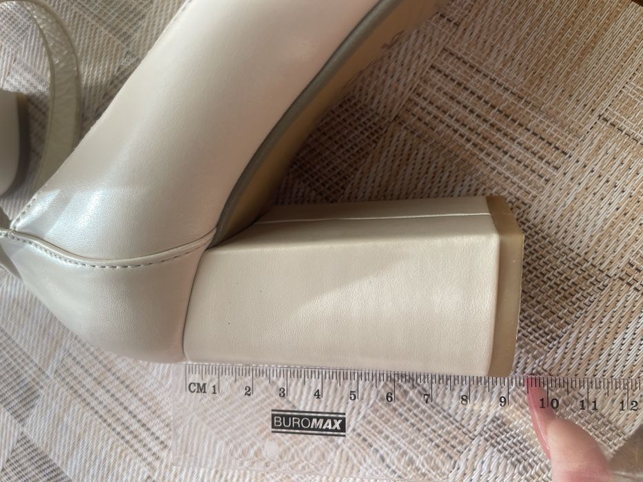 Туфлі на каблуку