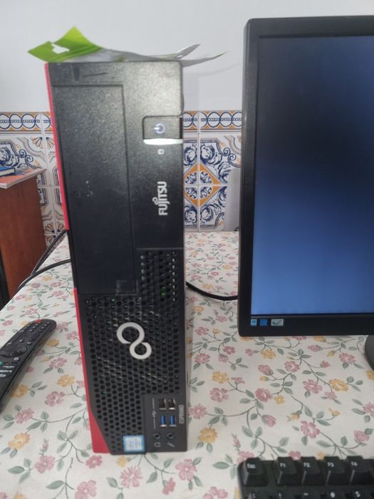 Computador Fujitsu Esprimo D556 + monitor AOC de 22 polegadas