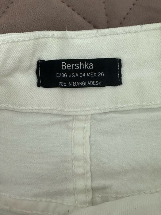 Динсова біла юбка від бренду Bershka, у розмірі S/36