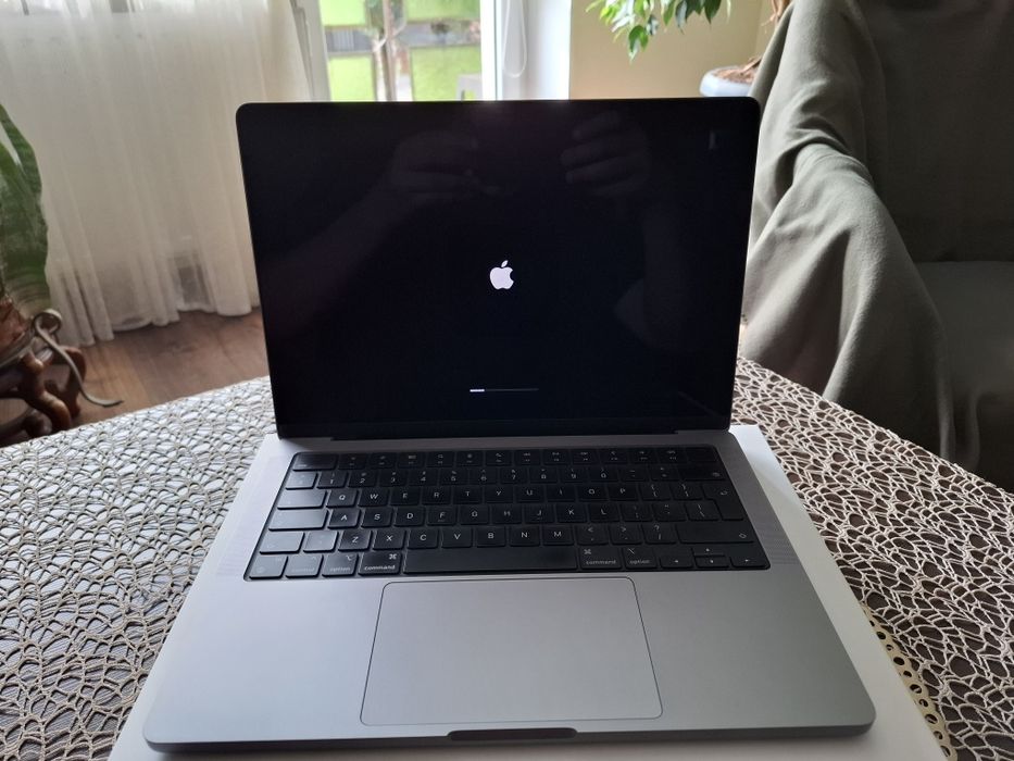 Macbook Pro  M3 16GB 512 Dysk, sprzęt roczny!