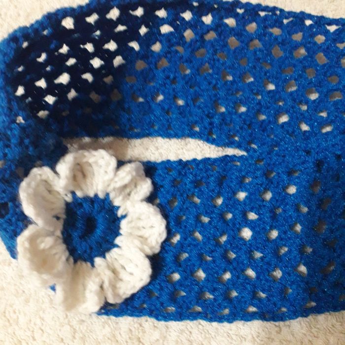 Nowa niebieska opaska na głowę robiona na szydełku