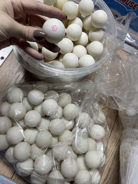 Шарік тенісний і волан для бадмінтона