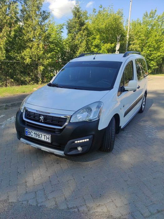 Автомобіль Пежо Партнер.