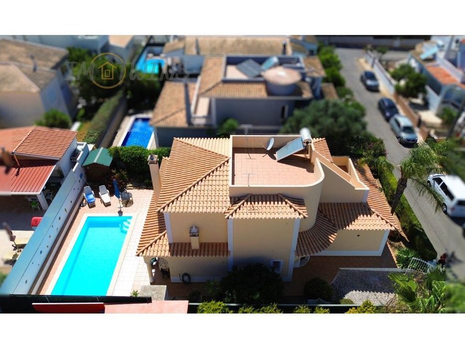 Moradia com piscina e jardim em Carvoeiro