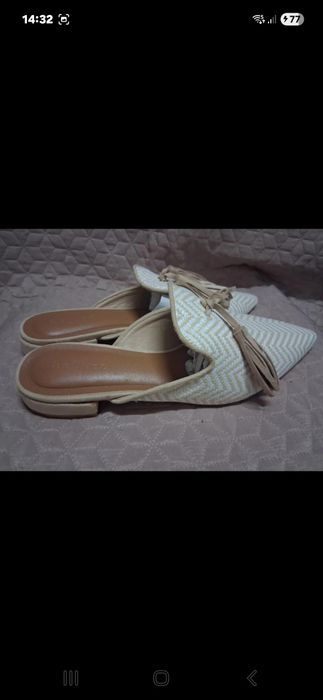 Mules beje com berloques