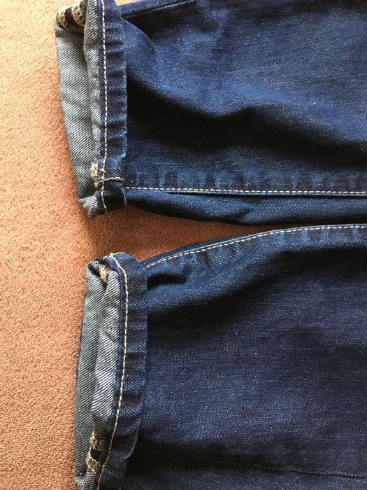 Spodnie boyfriend jeansy z dziurami firmy Bershka