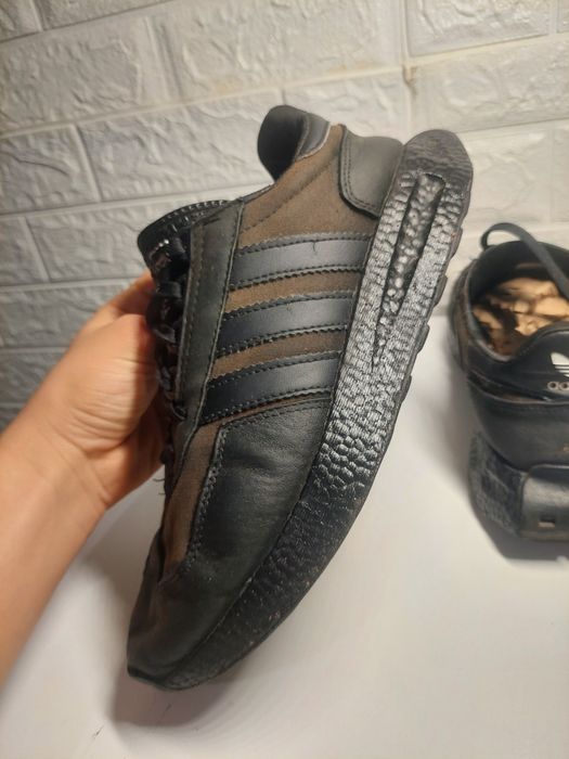 Чорні кросівки adidas