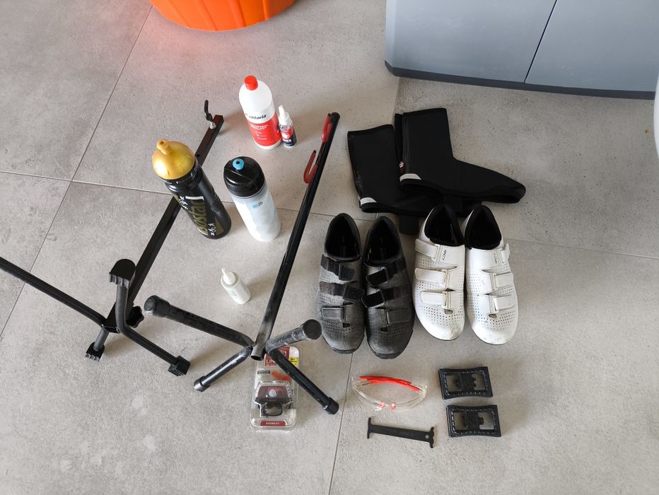 Diverso material de ciclismo