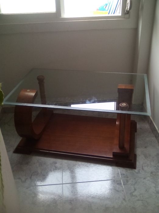 Mesa de centro com tampo em vidro